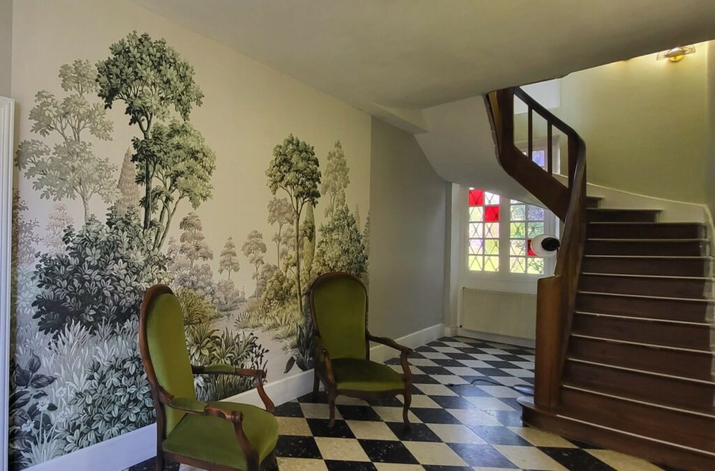 L'entrée rénovée avec l'escalier du 1er étage